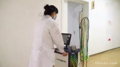 4K康复师将仪器推进产后康复室为产妇做康复训练